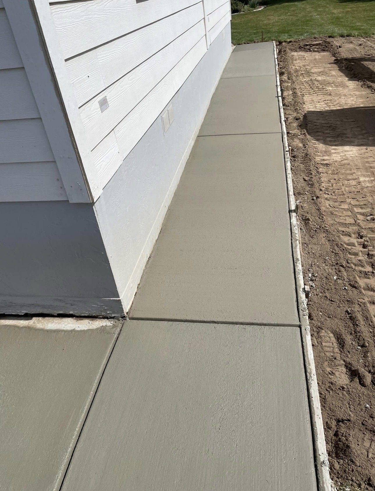 Finished residential concrete walkway with clean edges